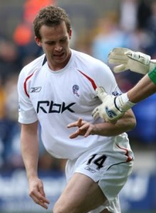 Kevin Davies playing on with his dislocated finger.